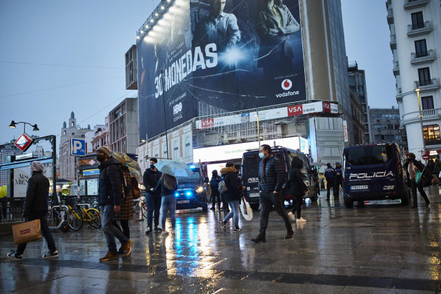 Archivo - Transeúntes caminan cerca de una zona comercial en la calle de Preciados, en Madrid (España), a 27 de noviembre de 2020. La ciudad de Madrid estrena este viernes el dispositivo policial de Navidad que da comienzo con la campaña comercial del Bla