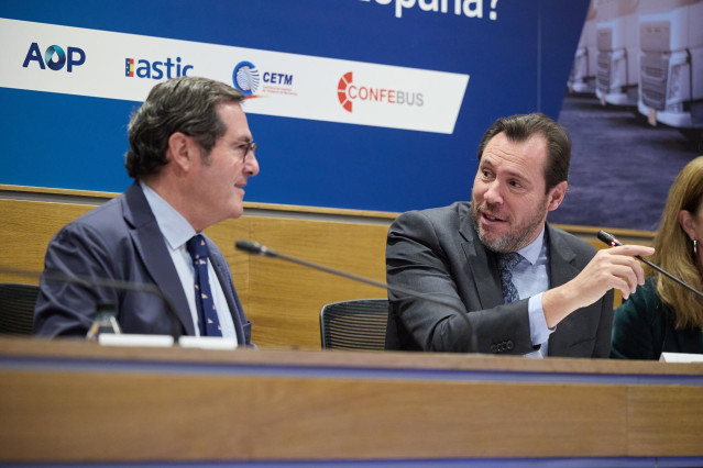 El presidente de la CEOE, Antonio Garamendi (i), y el ministro de Transportes y Movilidad Sostenible, Óscar Puente (d), durante la inauguración de la jornada sobre la ‘Descarbonización del transporte pesado'