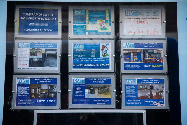 Archivo - Anuncios de alquileres de viviendas, a 4 de enero de 2023, en Madrid (España).