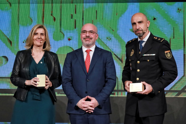 El delegado del Gobierno en Madrid, Francisco Martín, entrega a Lourdes Rodríguez Galán, directora de Comunicación de la Guardia Civil, y a Enrique Sacristán Romanos, jefe de la Oficina de Comunicación de Policía Nacional los premios de Abogacía Española.