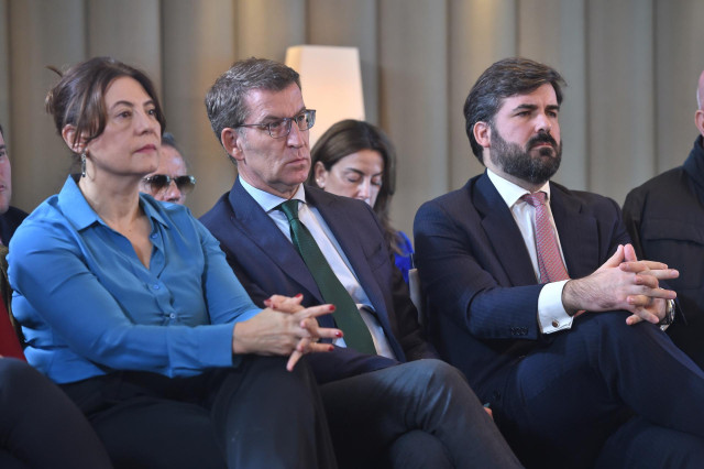 El presidente del Partido Popular, Alberto Núñez Feijóo (c), mantiene un encuentro con el Consejo Asesor de la Fundación Reformismo 21, en el Hotel Eurostars Madrid Tower, a 15 de diciembre de 2023, en Madrid (España). Durante el encuentro, se ha llevado