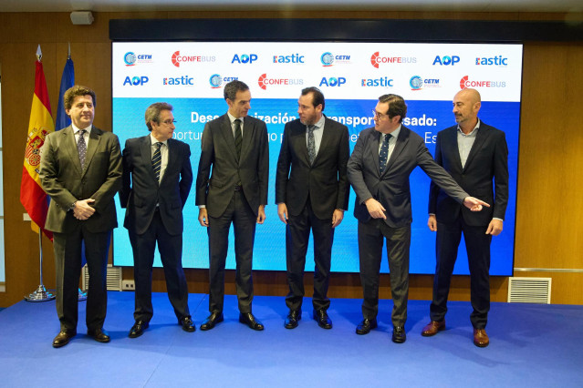 El presidente de la CEOE, Antonio Garamendi (2d), y el ministro de Transportes y Movilidad Sostenible, Óscar Puente (3d), posan a su llegada a la inauguración de la jornada sobre la ‘Descarbonización del transporte pesado'