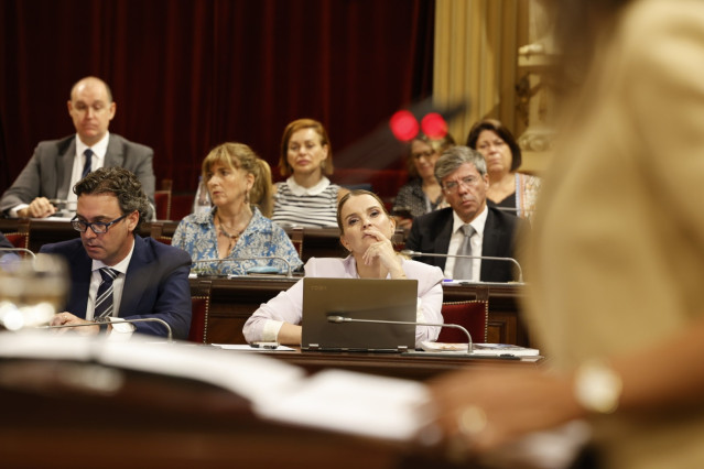 Archivo - La presidenta del Govern, Marga Prohens, junto al vicepresidente Antoni Costa, escuchando la intervención de la portavoz de Vox, Idoia Ribas, en la sesión de investidura del pasado julio.
