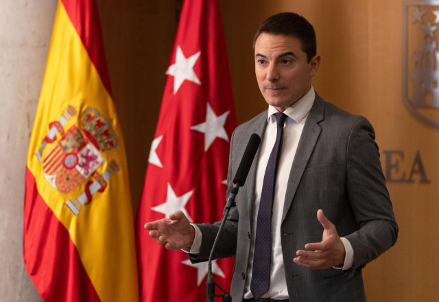 El portavoz del PSOE en la Asamblea de Madrid, Juan Lobato, interviene durante el pleno de la Asamblea de Madrid