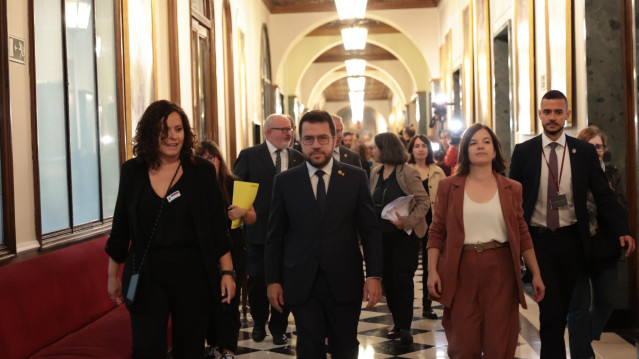 Archivo - El presidente de la Generalitat de Cataluña, Pere Aragonès (c) y la portavoz de ERC en la Cámara Alta, Sara Bailac (d), a su llegada a la Comisión General de las Comunidades Autónomas, en el Senado, a 19 de octubre de 2023, en Madrid (España). E