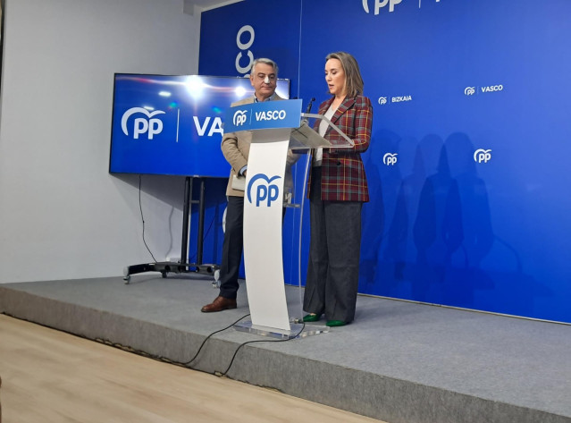 La Secretaria General Del PP, Cuca Gamarra, Junto Al Presidente Del PP Vasco, Javier De Andrés