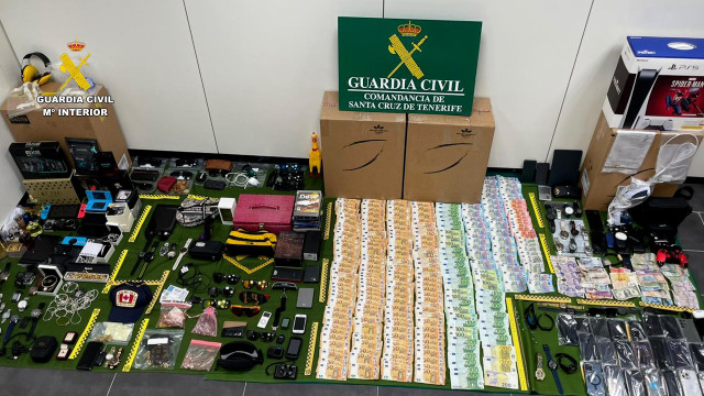 Material requisado en la 'Operación Oretel' que desmantela una red que robaba en maletas de pasajeros del aeropuerto Tenerife Sur