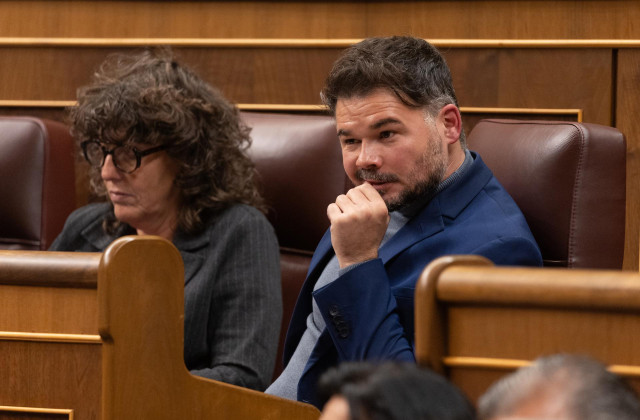 La diputada de ERC en el Congreso Teresa Jordà y el portavoz de ERC en el Congreso, Gabriel Rufián.