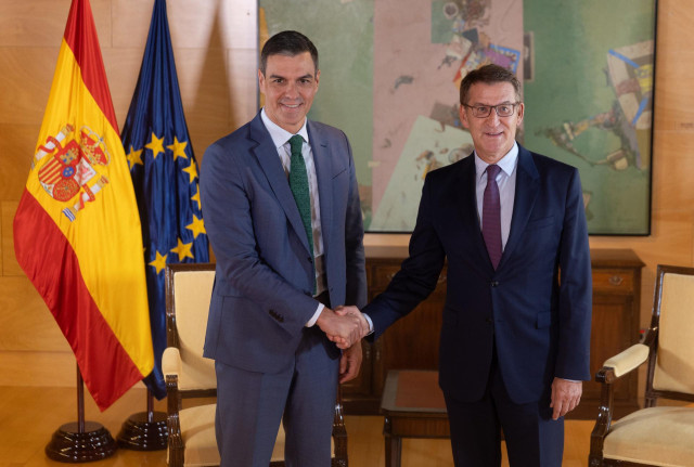 Archivo - El secretario general del PSOE y presidente del Gobierno en funciones, Pedro Sánchez (i), se reúne con el líder del Partido Popular, Alberto Núñez Feijóo (d), dentro de la ronda de contactos para la investidura, en el Congreso de los Diputados,