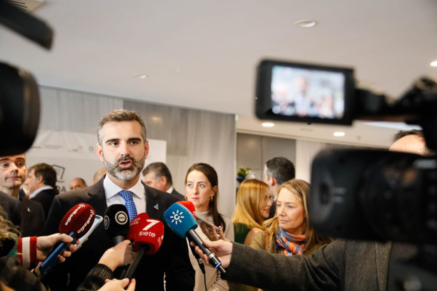 El portavoz del Gobierno andaluz y consejero de Sostenibilidad, Medio Ambiente y Economía Azul, Ramón Fernández-Pacheco, atiende a los medios en el Museo Arqueológico de Almería.
