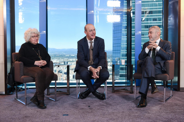El presidente de la Fundación, Pablo Vázquez (c), y los miembros de la Fundación, Luis Garicano (d) y Teresa Freixes (i), durante un encuentro de Feijóo con el Consejo Asesor de la Fundación Reformismo 21, en el Hotel Eurostars Madrid Tower, a 15 de dicie