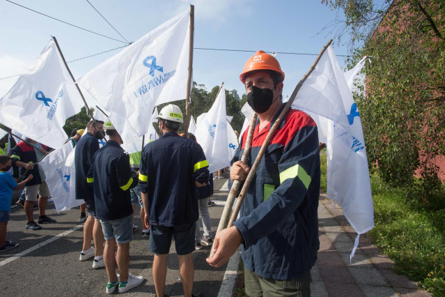 Archivo - Trabajadores de Alcoa se manifiestan para defender el futuro de la fábrica de aluminio en San Cibrao, a 19 de julio de 2021, en San Cibrao, Cervo Lugo, Galicia (España). A juicio del comité de empresa, la reunión del pasado jueves 15 de julio la