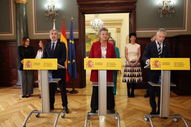 El presidente de Canarias, Fernando Clavijo, la comisaria europea de Interior, Ylva Johansson, y el ministro del Interior, Fernando Grande-Marlaska
