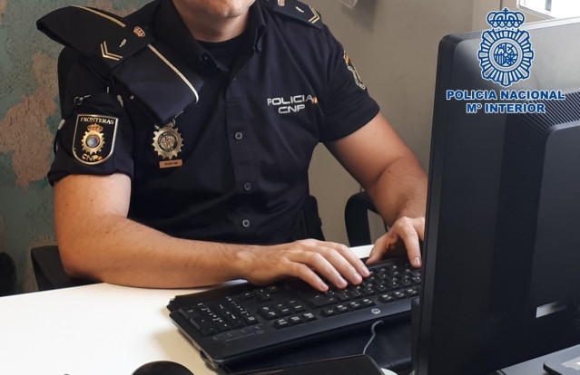 Un agente de la Policía Nacional.
