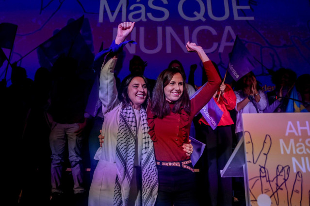 Ione Belarra  e Irene Montero durante un acto de Podemos, en el Palacio de la Prensa, a 16 de diciembre de 2023, en Madrid (España). Podemos ha organizado un acto hoy para reivindicarse tras decidir romper con Sumar en el Congreso y pasar al Grupo Mixto.