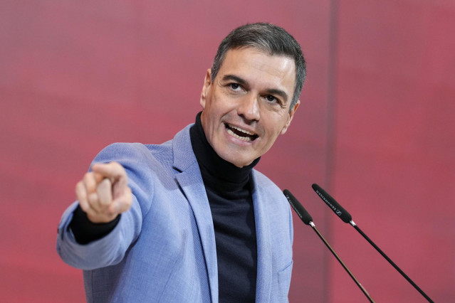 El secretario general del PSOE y presidente del Gobierno, Pedro Sánchez, interviene durante la inauguración de la Convención Política de los socialistas gallegos, a 16 de diciembre de 2023, en Santiago de Compostela.
