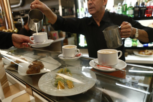 Archivo - trabajador, trabajando, camarero, bar, autónomo, consumo, cafetería, café, precios, IPC, empleo, paro, parados, hostelería, desayuno