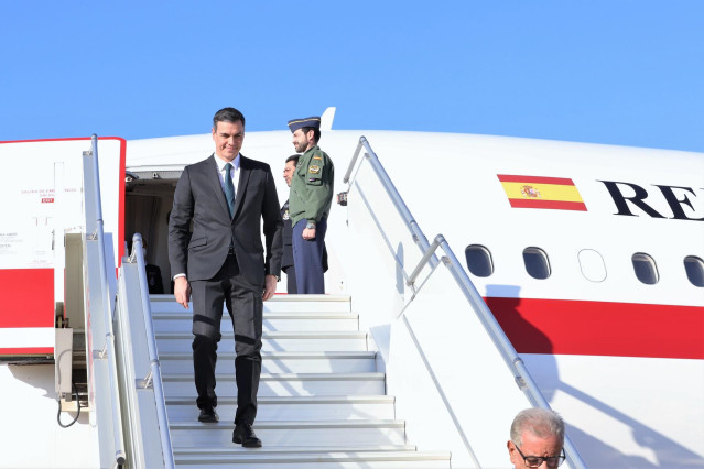 Archivo - El presidente del Gobierno de España, Pedro Sánchez, baja del avión presidencial, Falcon, a su llegada al Aeropuerto Internacional Mohammed V, a 1 de febrero de 2023, en Rabat (Marruecos).
