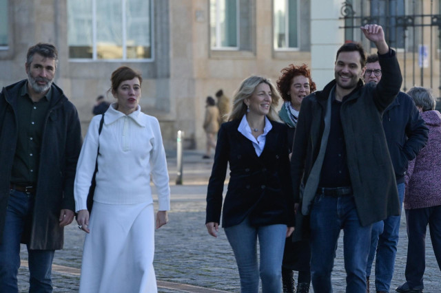 (I-D) El militante de Sumar Galicia, Juan Díaz Villoslada, la portavoz de Sumar en el Congreso, Marta Lois, la líder de Sumar y vicepresidenta segunda del Gobierno, Yolanda Díaz, y el portavoz de la comisión promotora de Sumar Galicia, Paulo Carlos López,