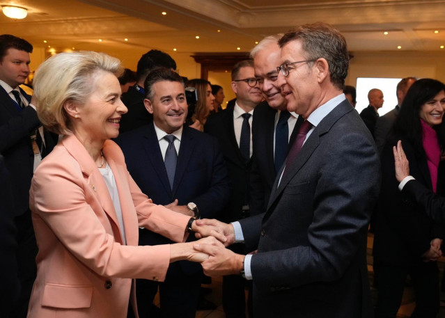 El líder del PP, Alberto Núñez Feijóo, saluda a la presidenta de la Comisión Europea, Ursula von der Leyen, en Bruselas.