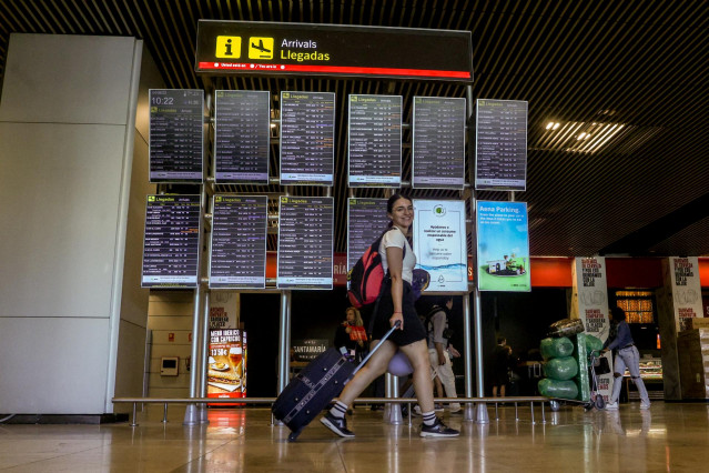 Archivo - Una mujer con una maleta en el aeropuerto Adolfo Suárez-Madrid Barajas.