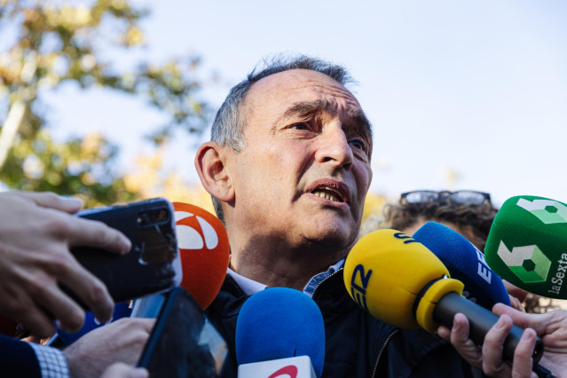 El portavoz parlamentario de Izquierda Unida y diputado de Sumar, Enrique Santiago, ofrece declaraciones a los medios,  frente a la entrada principal del Tribunal Supremo, a 24 de noviembre de 2023, en Madrid (España).