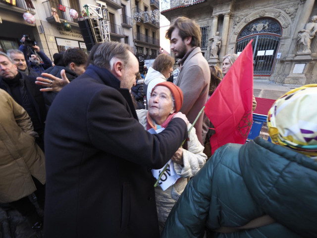 El presidente de UPN, Javier Esparza, saluda a una asistente a la concentración contra la moción de censura en Pamplona.