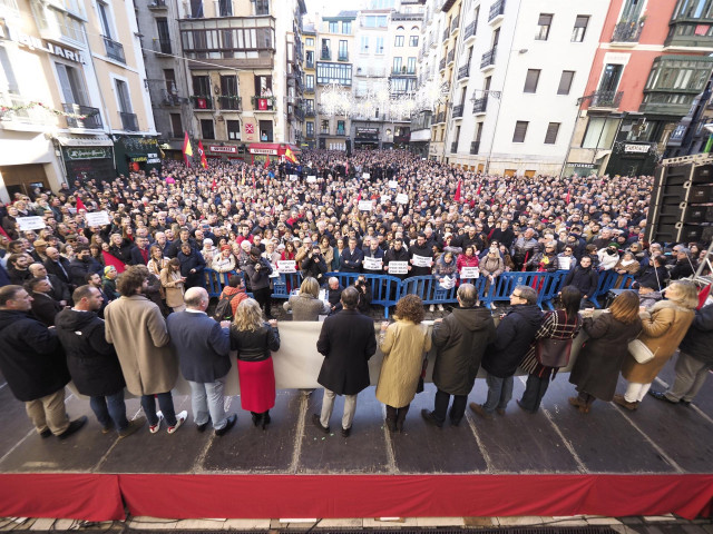 Imagen de la concentración convocada por UPN en contra de la moción de censura en el Ayuntamiento de Pamplona.