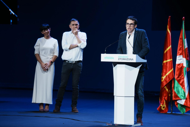 El candidato de EH Bildu a lehendakari, Pello Otxandiano, este domingo en Bilbao, junto a Arnaldo Otegi y Maddalen Iriarte