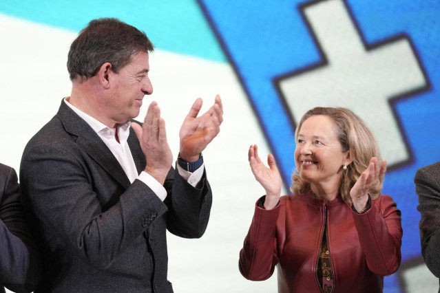 El diputado del PSOE y candidato del PSdeG a la Xunta, José Ramón Gómez Besteiro, y la vicepresidenta primera del Gobierno y ministra de Economía, Comercio y Empresa, Nadia Calviño, durante la clausura de la Convención Política del PSdeG.