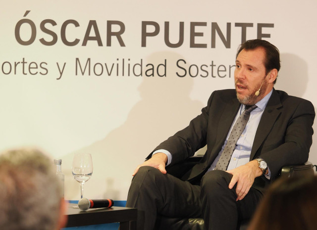 El ministro de Transportes y Movilidad Sostenible, Óscar Puente, participa en un desayuno bajo el título, 'Conversaciones políticas', a 18 de diciembre de 2023, en Valladolid, Castilla y León