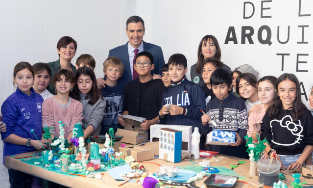 La ministra de Vivienda y Agenda Urbana, Isabel Rodríguez y el presidente del Gobierno, Pedro Sánchez, junto a niños que realizar una actividad durante la inauguración de la Casa de la Arquitectura, en La Arquería de Nuevos Ministerios.