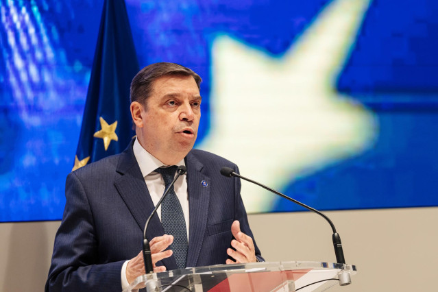 El ministro de Agricultura, Pesca y Alimentación, Luis Planas, ofrece una rueda de prensa previa a la reunión con los consejeros de Pesca de las comunidades autónomas, en la sede del Ministerio, a 18 de diciembre de 2023, en Madrid (España).