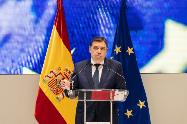 El ministro de Agricultura, Pesca y Alimentación, Luis Planas, ofrece una rueda de prensa previa a la reunión con los consejeros de Pesca de las comunidades autónomas, en la sede del Ministerio, a 18 de diciembre de 2023, en Madrid (España).