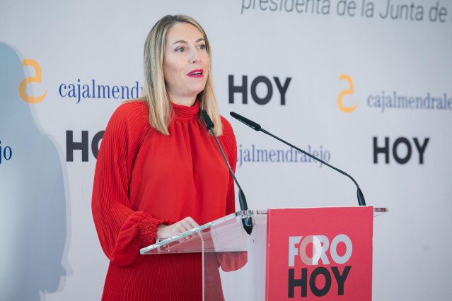La presidenta de la Junta de Extremadura, María Guardiola, participa en el Foro Diario Hoy