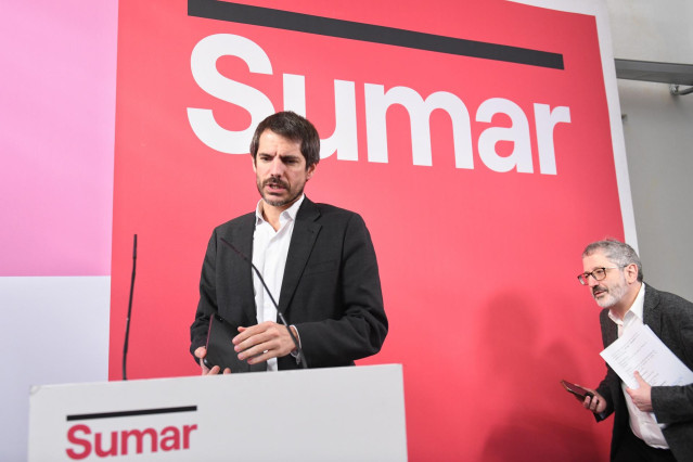 El portavoz de Sumar, Ernest Urtasun (i) y el diputado de Sumar Carlos Martín (d), a su llegada a una rueda de prensa, en el Espacio Rastro, en Madrid (España).