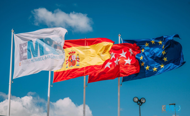Archivo - Bandera de la compañía, a la derecha