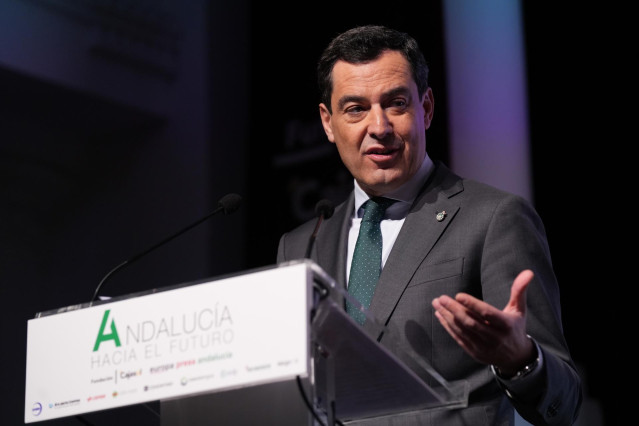 El presidente de la Junta de Andalucía, Juanma Moreno, durante su intervención después de la entrega de los premios 'Andalucía hacia el futuro', a 18 de diciembre del 2023 en Sevilla (Andalucía, España). Europa Press reúne este lunes 18 de diciembre en Se
