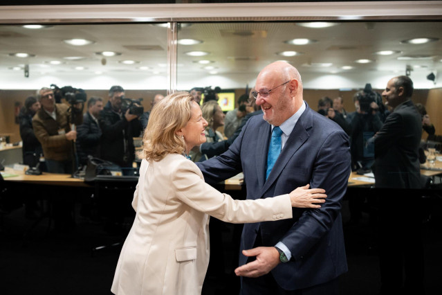 La vicepresidenta primera y ministra de Economía, Comercio y Apoyo a la Empresa, Nadia Calviño, y el director general de la Confederación Española de Cajas de Ahorro, José María Méndez, se saludan a su llegada a una reunión con el gobernador del Banco de