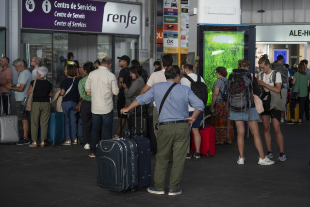 Archivo - Un grupo de personas dentro de las instalaciones de la estación de ave Joaquín Sorolla, con motivo de la incidencia producida en un tren Alicante-Madrid Chamartín