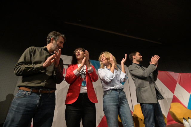 El militante de Sumar Galicia, Juan Díaz Villoslada (i), la líder de Sumar y vicepresidenta segunda del Gobierno, Yolanda Díaz (2d), y el portavoz de la comisión promotora de Sumar Galicia, Paulo Carlos López (d), durante la presentación del proyecto de S