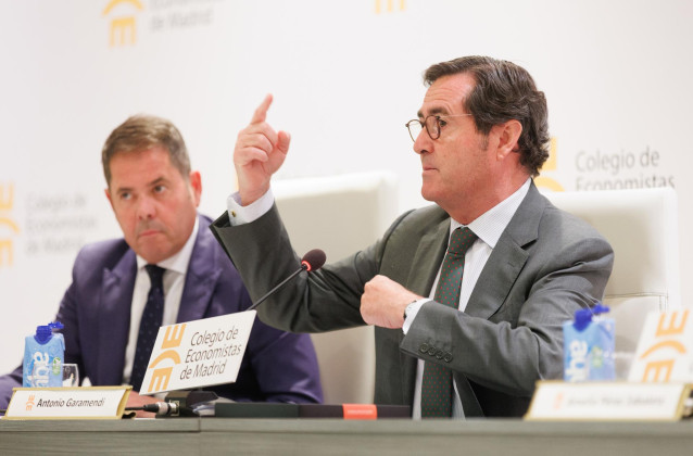 Archivo - El presidente de la CEOE, Antonio Garamendi (d), y el presidente de Cepyme, Gerardo Cuerva (i), durante una conferencia sobre el diálogo social y los retos del mercado laboral, en la Facultad de Económicas de la Complutense, a 3 de octubre de 20