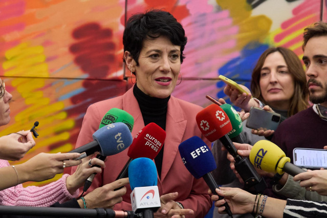 La ministra de Inclusión, Seguridad Social y Migraciones, Elma Saiz, atiende a los medios tras la reunión con la mesa de diálogo social