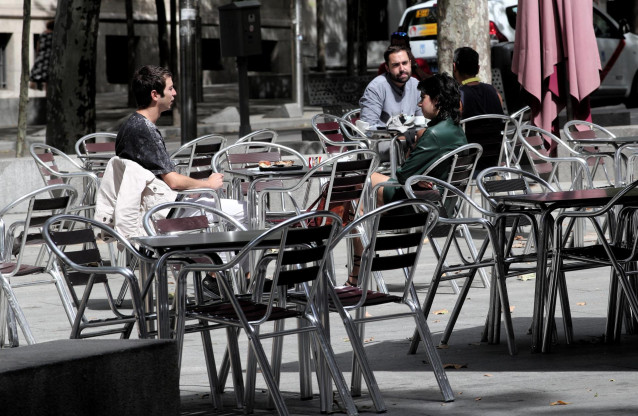 Archivo - Clientes en la terraza de un bar