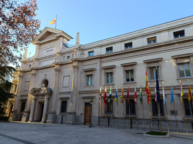 Fachada del edificio del Senado, por la Plaza de la Marina