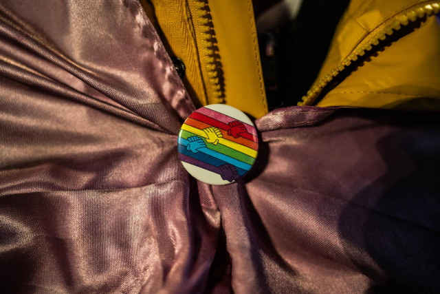 Archivo - Un pin con la bandera del colectivo LGTBI durante una manifestación para defender las leyes Trans y LGTBI de la Comunidad de Madrid.