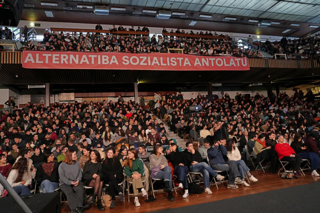Asistentes al acto del 'Movimiento Socialista de Euskal Herria', en el frontón Astelena, a 16 de diciembre de 2023, en Eibar, Gipuzkoa