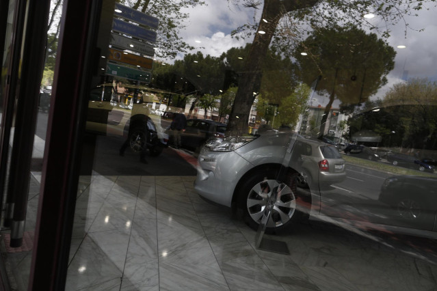 Archivo - Concesionario de coches