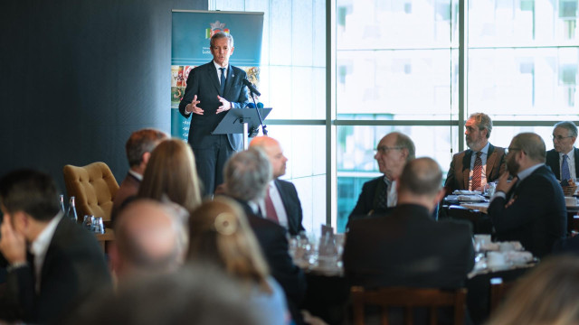 Rueda participa en un desayuno con miembros de la Cámara de Comercio e Industria Luso Española.