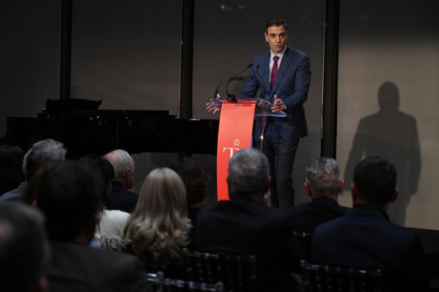 El presidente del Gobierno, Pedro Sánchez, interviene en el homenaje a Jerónimo Saavedra, en el Teatro Real, a 18 de diciembre de 2023, en Madrid (España).